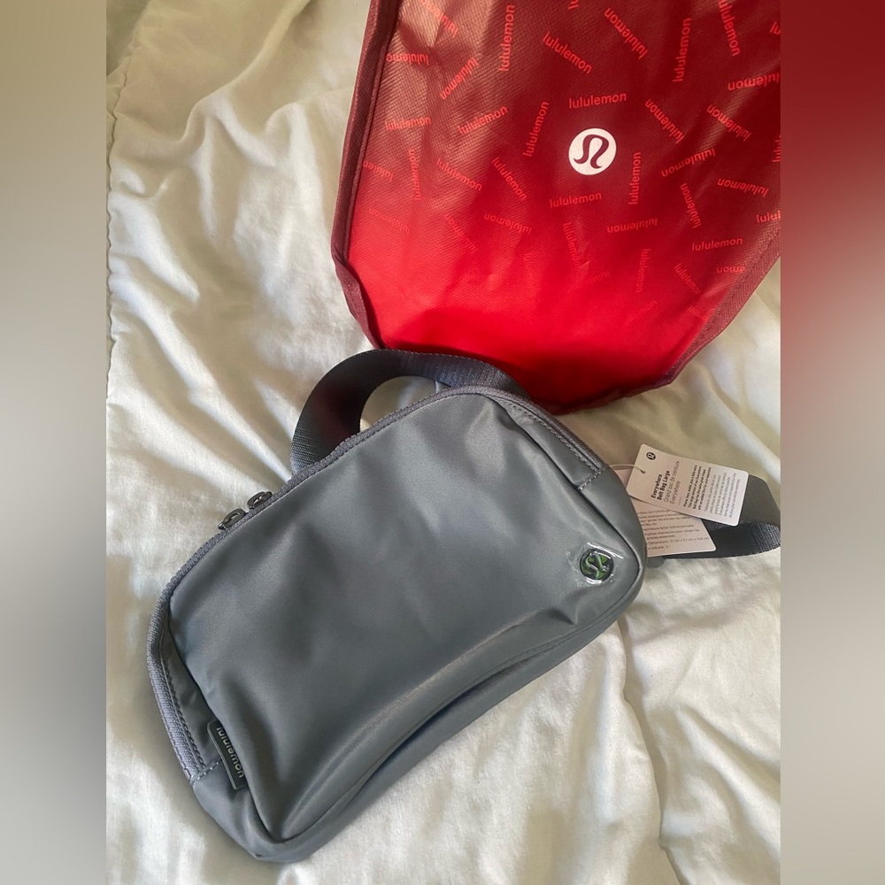 Lululemon everywhere belt bag large NWT!!